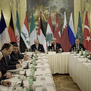 La réunion de vendredi, présidée par l'émissaire de l'ONU en Syrie, le secrétaire d'Etat américain John Kerry et son homologue russe Sergueï Lavrov (de g. à dr.) [Brendan Smialowski/Pool Photo via AP]