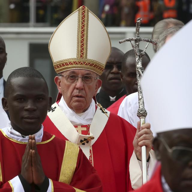 Le pape à son arrivée à Kampala.