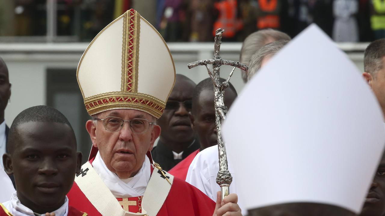 Le pape à son arrivée à Kampala.