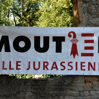 "Moutier, ville jurassienne": une affiche que l'on croise de plus en plus souvent dans le Jura. [RTS - Gaël Klein]