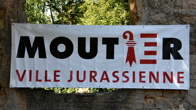 "Moutier, ville jurassienne": une affiche que l'on croise de plus en plus souvent dans le Jura. [RTS - Gaël Klein]