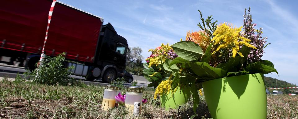 Des fleurs ont été déposées au bord de la route où des migrants ont été retrouvés asphyxiés dans un camion. [reu - Heinz-Peter Bader]