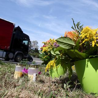 Des fleurs ont été déposées au bord de la route où des migrants ont été retrouvés asphyxiés dans un camion. [reu - Heinz-Peter Bader]