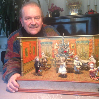 Alfred Dünnenberger rassemble depuis plus de 30 ans des décorations de Noël historiques, en exposition au Château de Gruyères. [RTS - Sophie Iselin]