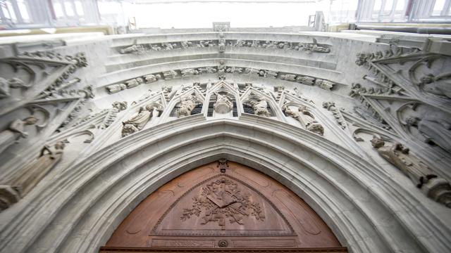 Le portail de la cathédrale Saint-Nicolas avant sa présentation officielle vendredi. [keystone - Leo Duperrex]