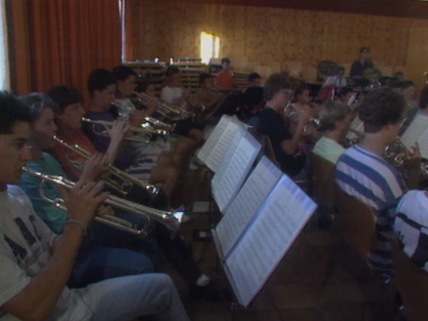 Les musiciens de l'Harmonie du Pontet à Vufflens-la-Ville en 1992. [RTS]