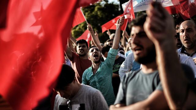 Scène de liesse à Istanbul au lendemain de l'échec du putsch contre le président Erdogan. [ARIS MESSINIS / AFP]