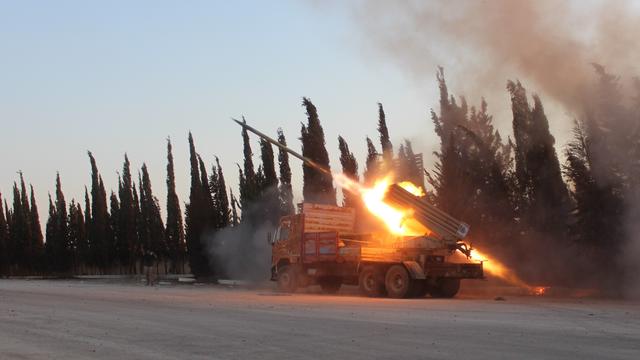 Un tir de roquette des rebelles dans la région d'Alep, samedi 13 août. [AFP - Ahmed Hasan Ubeyd / Anadolu Agency]