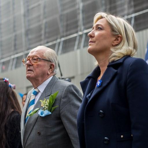 Jean-Marie Le Pen et sa fille Marine en avril 2015, avant que Jean-Marie ne soit exclu du FN. [AFP - Michael Bunel / NurPhoto]