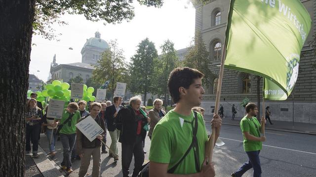 Des membres des Verts lors du dépôt des signatures à Berne en 2012. [Keystone - Lukas Lehmann]