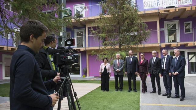 Les conseillers d'Etat fribourgeois Anne-Claude Demierre, Erwin Jutzet, Maurice Ropraz, Marie Garnier, Beat Vonlanthen, Georges Godel et Jean-Pierre Siggen après la conférence de presse à Bluefactory. [Jean-Christophe Bott]