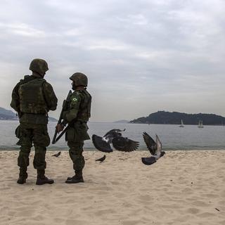 Des militaires brésiliens lors d'un exercice sur une plage de Rio de Janeiro. [Antonio Lacerda]