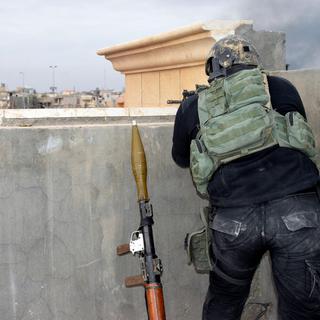 Un soldat irakien dans les rues de Ramadi, à l'ouest de Bagdad, lors de combats contre le groupe Etat islamique en décembre 2015 (image d'illustration). [AP Photo]