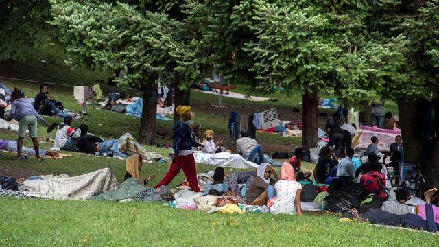 Les campements sauvages prennent de l'ampleur aux alentours de la gare de Côme. [Ti-Press/Keystone - Francesca Agosta]