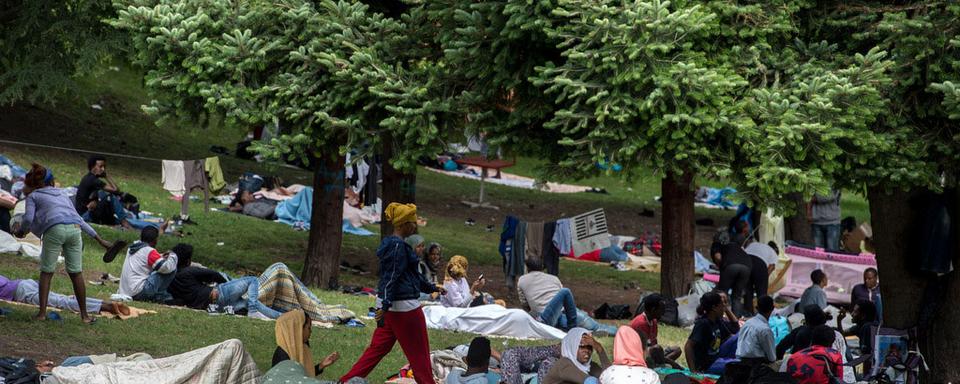 Les campements sauvages prennent de l'ampleur aux alentours de la gare de Côme. [Ti-Press/Keystone - Francesca Agosta]