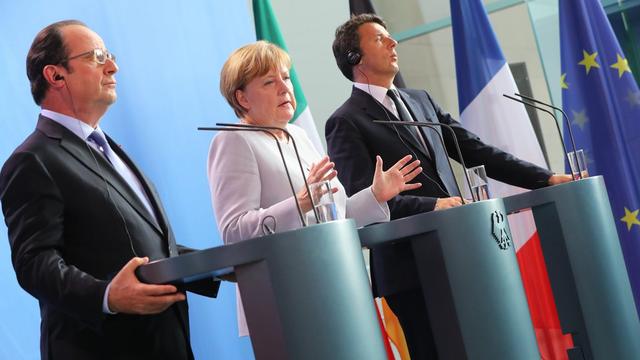 La chancelière allemande Angela Merkel aux côtés du président français François Hollande (gauche) et du Premier ministre italien Matteo Renzi (droite).