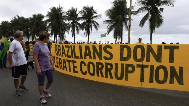 Les Brésiliens ont manifesté à Rio contre le gouvernement de Dilma Rousseff avant l'ouverture des JO. [KEYSTONE - EPA/BARBARA WALTON]