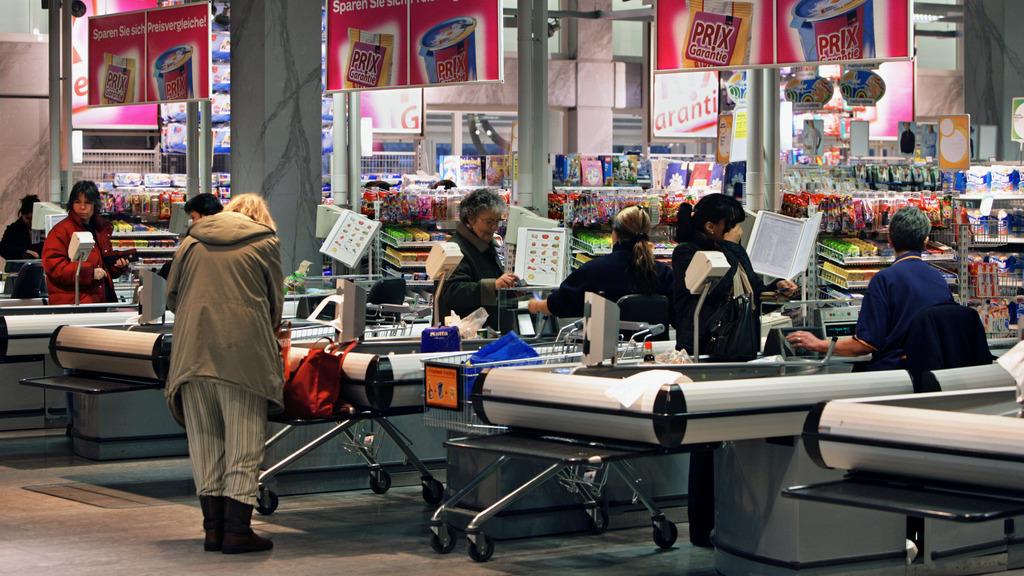 Des clients aux caisses d'un supermarché en Suisse alémanique. [Keystone - Martin Rütschi]