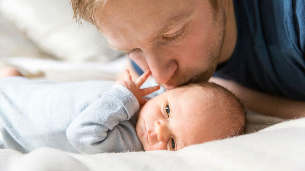 Chaque année, des centaines de pères contestent leur paternité devant les tribunaux allemands. [Cultura Creative - Annie Engel]