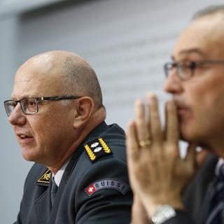 Le nouveau chef de l'armée suisse Philippe Rebord et le conseiller fédéral Guy Parmelin. [Peter Klaunzer]