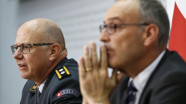 Le nouveau chef de l'armée suisse Philippe Rebord et le conseiller fédéral Guy Parmelin. [Peter Klaunzer]