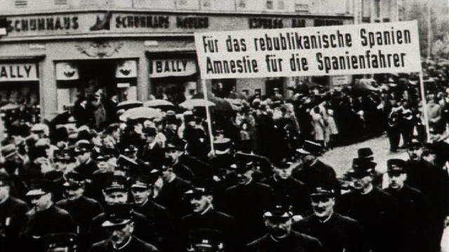Manifestation réclamant l'amnistie des brigadistes suisses de la guerre d'Espagne. [RTS]