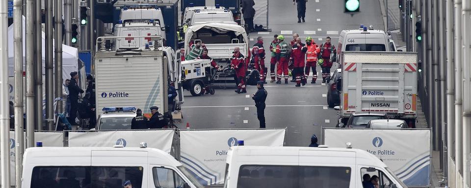 Forces de l'ordre et secours autour de la station de métro de Malbeek. [Martin Meissner]