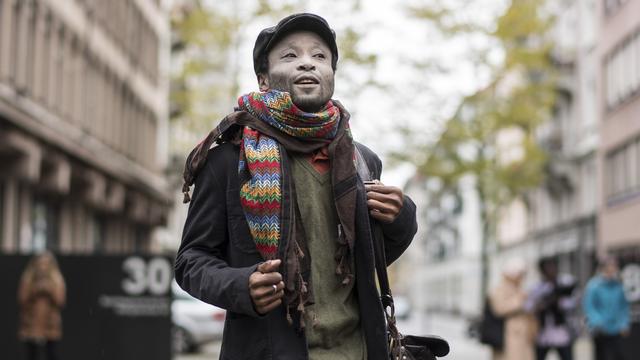 Le plaignant sur le chemin du tribunal, lundi 07.11.2016 à Zurich. [Keystone - Ennio Leanza]