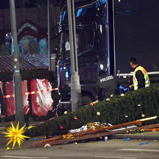 Un camion a foncé dans la foule lundi soir vers 20h dans un marché de Noël de l'ouest de Berlin. Un dernier bilan fait état de 12 morts et 48 blessés. [Keystone - Maurizio Gambarini - DPA]