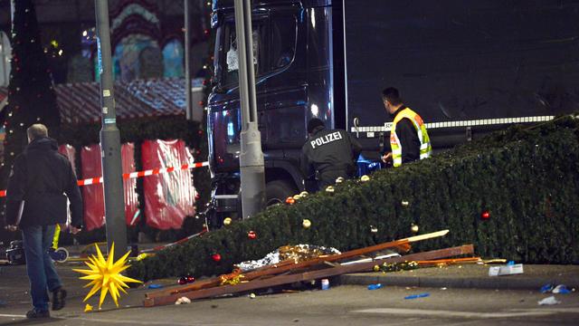 Un camion a foncé dans la foule lundi soir vers 20h dans un marché de Noël de l'ouest de Berlin. Un dernier bilan fait état de 12 morts et 48 blessés. [Keystone - Maurizio Gambarini - DPA]