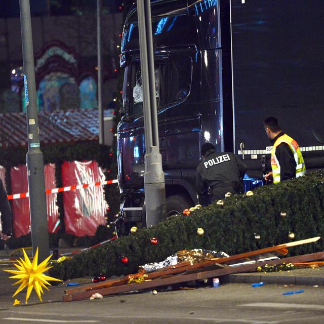 Un camion a foncé dans la foule lundi soir vers 20h dans un marché de Noël de l'ouest de Berlin. Un dernier bilan fait état de 12 morts et 48 blessés. [Keystone - Maurizio Gambarini - DPA]