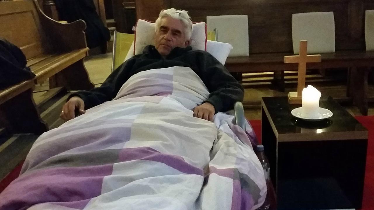 Lausanne le 16 juin 2016. Le pasteur Daniel Fatzer, en grève de la faim, à l'église Saint-Laurent, suite à son licenciement. [Protestinfo - Joël Burri]