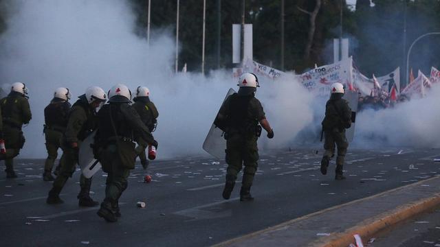 La police disperse les manifestants à Athènes. [ORESTIS PANAGIOTOU]