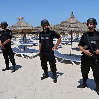 Membres de la sécurité tunisienne après l'attaque terroriste sur plage de Sousse, le 3 juillet 2015. [Mohamed Messara]