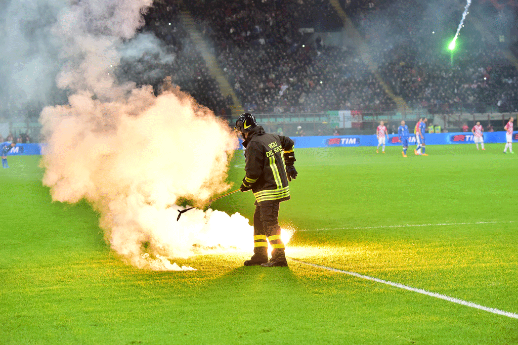 De nombreux incidents impliquant des fumigènes ont émaillé les matchs de l'euro2016. [AFP - Giuseppe Cacace]
