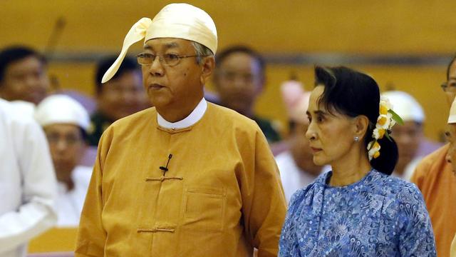 Le nouveau président de la Birmanie Htin Kyaw (à gauche) et l'ancienne leader de l'opposition Aung San Suu Kyi. [HEIN HTET]