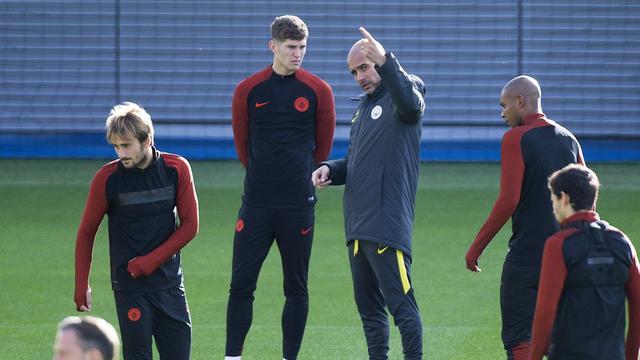 Pep Guardiola durant un entraînement avec ses joueurs.