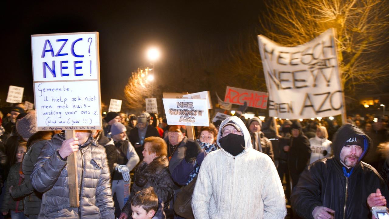 Environ 1000 personnes s'étaient rassemblées devant la mairie de Heesch pour protester contre une réunion publique visant à préparer l'accueil de 500 réfugiés. [Netherlands OUT]