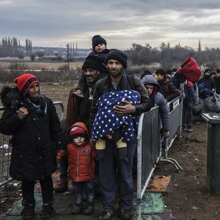 Des migrants à la frontière entre la Macédoine et la Serbie, photographiés le 26 janvier. [Armend Nimani]