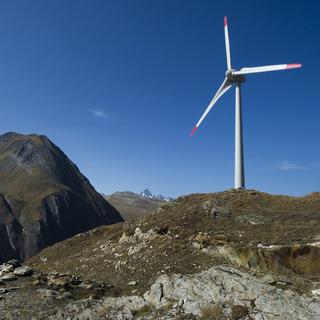 Une vue entre les montagnes de la plus haute éolienne d'Europe a Gries en Valais près du Col du Nufenen. [Keystone - Jean-Christophe Bott]