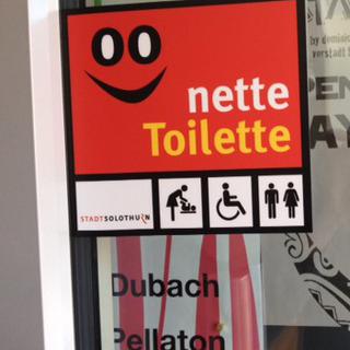 Le logo "Nette toilette" dans un restaurant de Soleure. [SRF - Andrea Affolter]