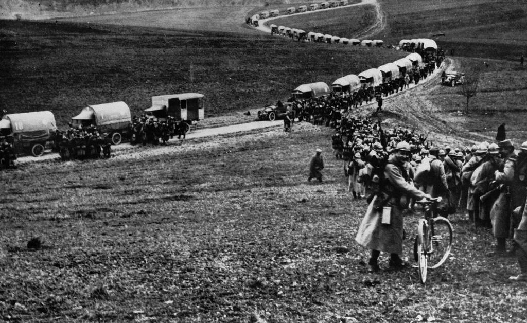 Les files de camions se pressent sur la "Voie Sacrée" pour ravitailler Verdun. [Photopress-Archiv/Anonymous]