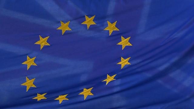 Le drapeau du Royaume-Uni vu au travers de celui de l'Union européenne. [Reuters - Stefan Wermuth]