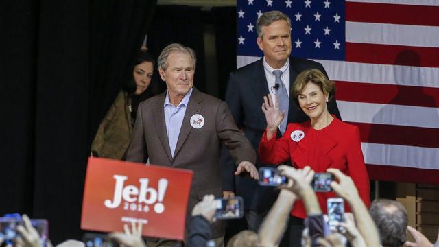 Photo de famille en Caroline du Sud. L'ancien président George W. Bush (gauche) devant son frère Jeb. A droite, Laura Bush, l'ancienne Première dame.