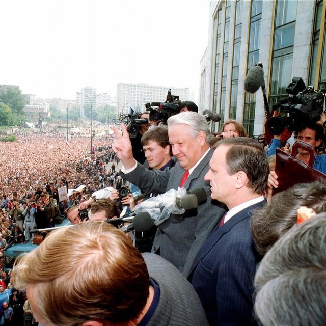 Le président de la République russe Boris Eltsine célèbre l'échec du putsch, le 22 août 1991. [Keystone - Alexander Zemlianichenko]
