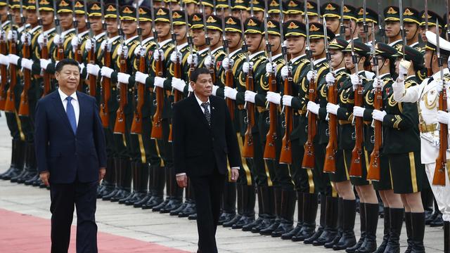 Le président philippin Rodrigo Duterte avec le président chinois Xi Jinping, le 20 octobre 2016. [AFP - Thomas Peter]