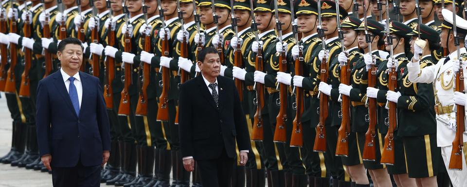 Le président philippin Rodrigo Duterte avec le président chinois Xi Jinping, le 20 octobre 2016. [AFP - Thomas Peter]