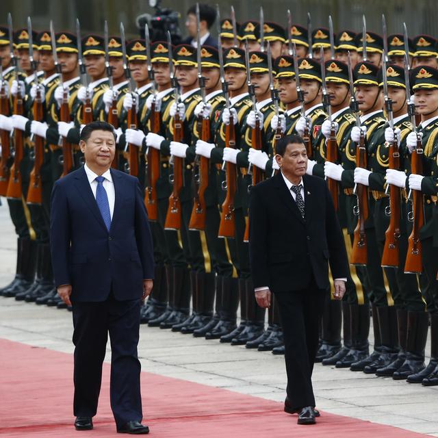 Le président philippin Rodrigo Duterte avec le président chinois Xi Jinping, le 20 octobre 2016. [AFP - Thomas Peter]
