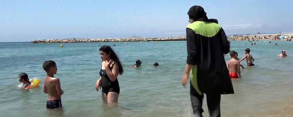 L’interdiction du burkini sur les plages françaises provoque la controverse. [AP/Keystone]