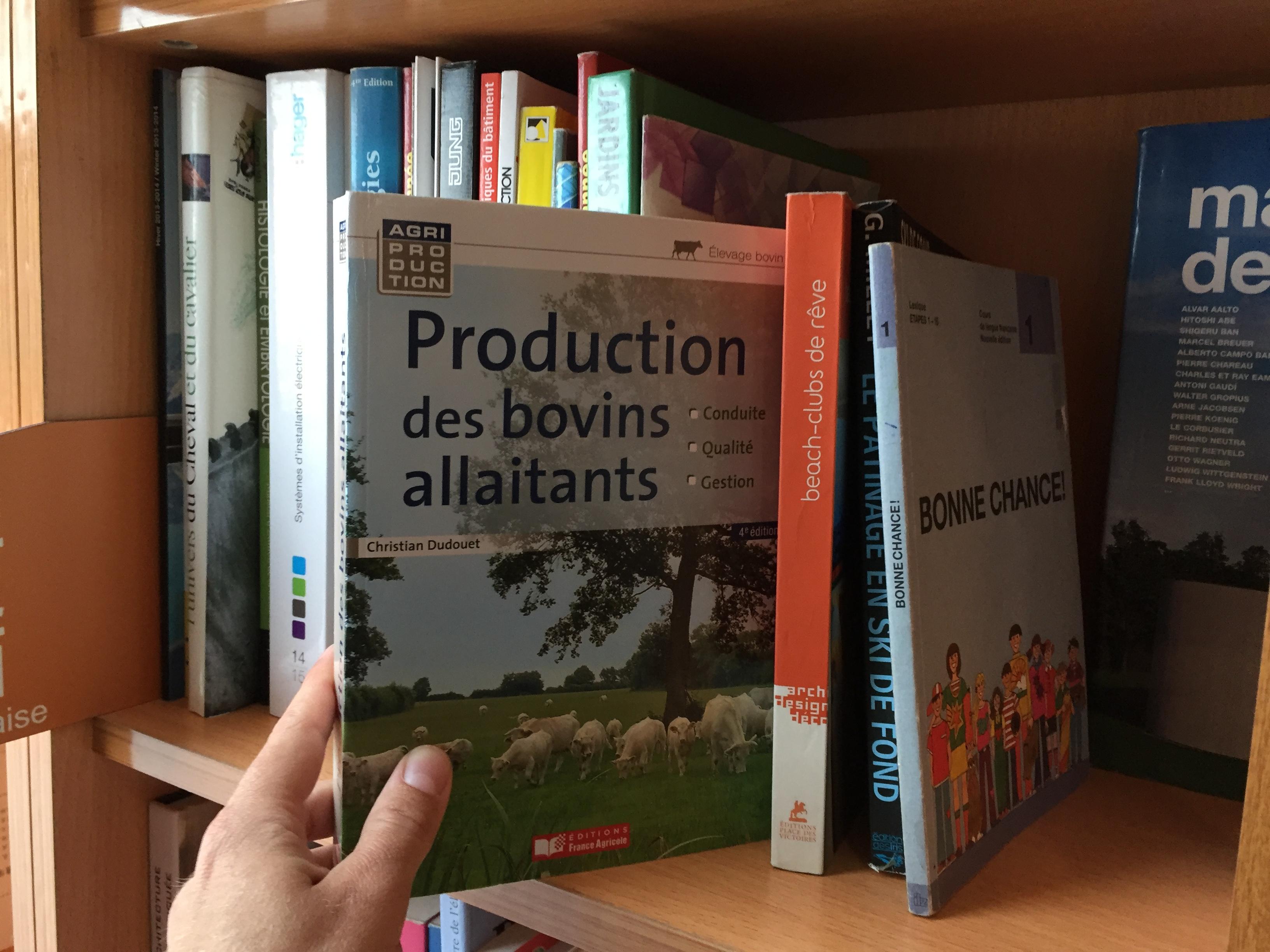Parmi les livre en français de la bibliothèque, "Production des bovins allaitants". [Raphaël Grand]